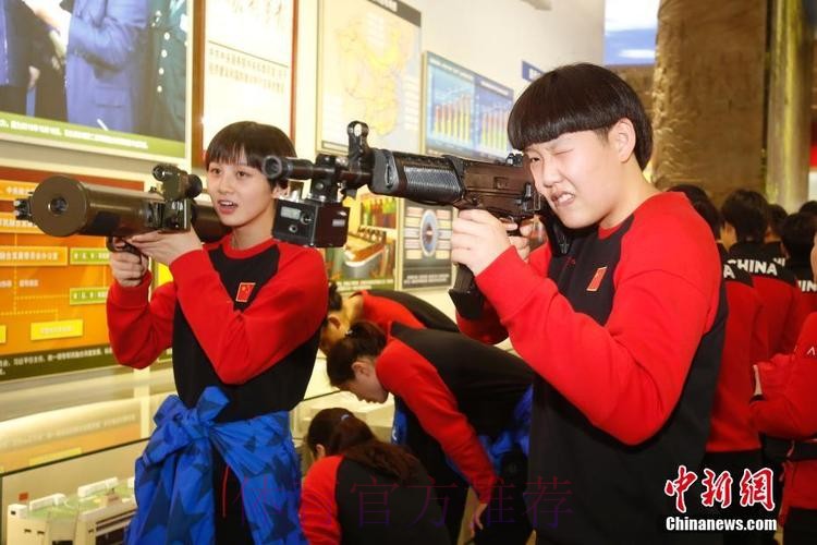 2001年龄段优秀球员集体参观“砥砺奋进的五年”大型成就展 2001年龄段优秀球员集体参观“砥砺奋进的五年”大型成就展